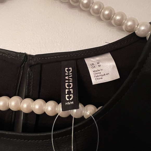 H&M Faux leather straight cut top Puff sleeves New With Tag Simply Adorable 🌹🌹 - Picture 3 of 3